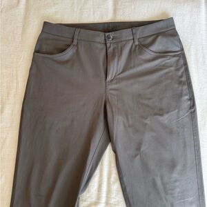 Vuori dark oregano Meta Pant. Great shape! Fits true to size.